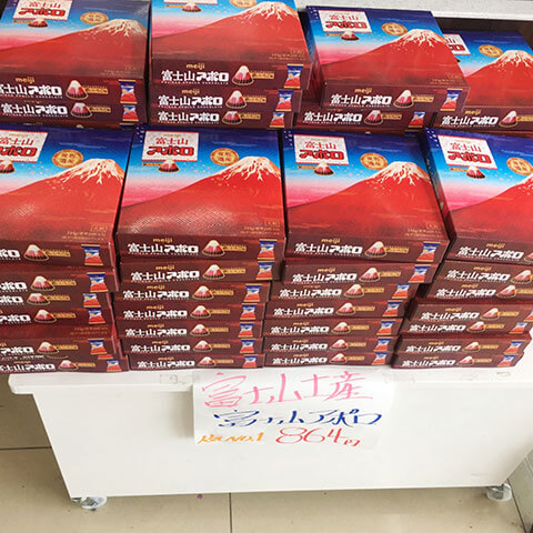 ご当地仕様のお土産コーナー。