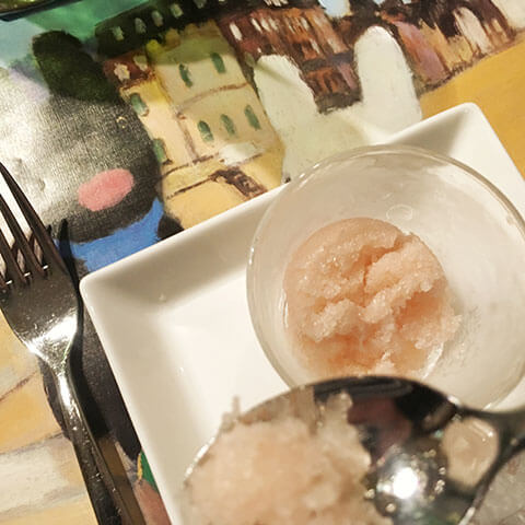 リサとガスパールと一緒に食べる素敵なディナー