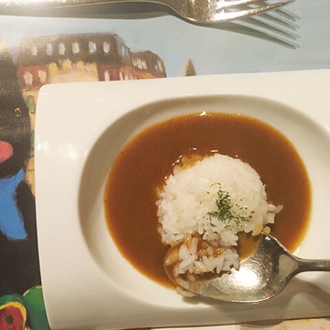リサとガスパールと一緒に食べる素敵なディナー