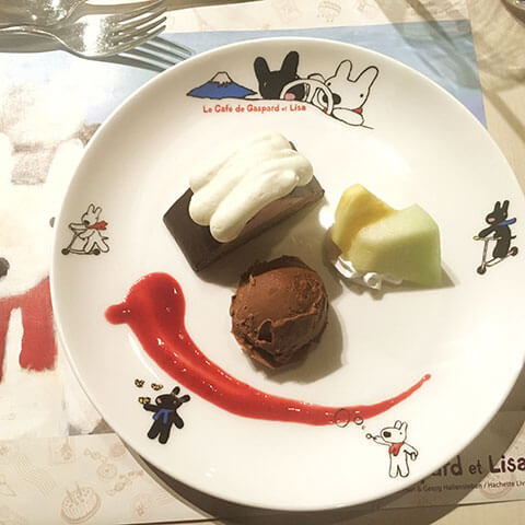 リサとガスパールと一緒に食べる素敵なディナー