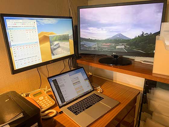民宿のフロントで今の富士山をご案内